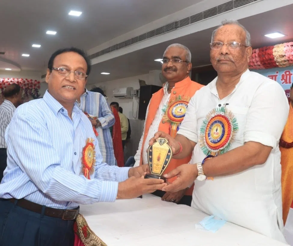 उप मुख्यमंत्री तार किशोर प्रसाद द्वारा डॉक्टर अरविन्द वर्मा को सम्मानित किए जाने से गदगद हैं स्थानीय लोग,उप मुख्यमंत्री को दिया साघुवाद