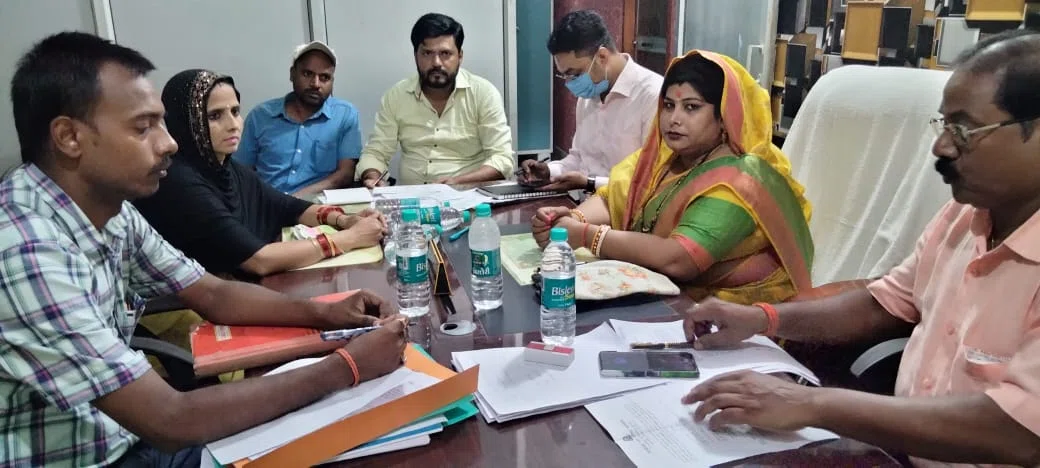 नप के कार्यपालक अभियंता पर आखिर क्यों बिफरी नगर सभापति सीता कुमारी!कई दिशा-निर्देश जारी करते हुए कहा-मुंह चिढ़ा रही स्टेशन रोड की जर्जर सड़कें,राहगीरों के चलने लायक बनाना जरुरी