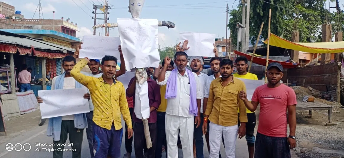 आखिर कब तक सीओ की चलती रहेगी मनमानी और समाज में घोला जाता रहेगा जहर!आक्रोशित लोगों ने फूंक दिया चौथम के सीओ का पुतला और कहा-भ्रष्टाचार के जनक हैं चौथम के अंचलाधिकारी