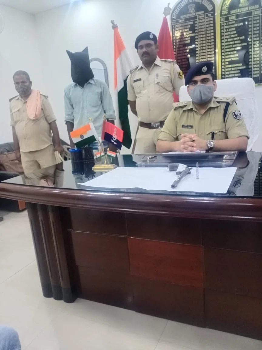 कमला नदी के किनारे अपराध की योजना बना रहे एक बदमाश को पुलिस ने दबोचा, एक लोडेड देसी कट्टा और खोखे की बरामदगी के बाद भेजा गया जेल,एसपी के दिशा-निर्देश पर पंचायत चुनाव को ले विशेष अभ