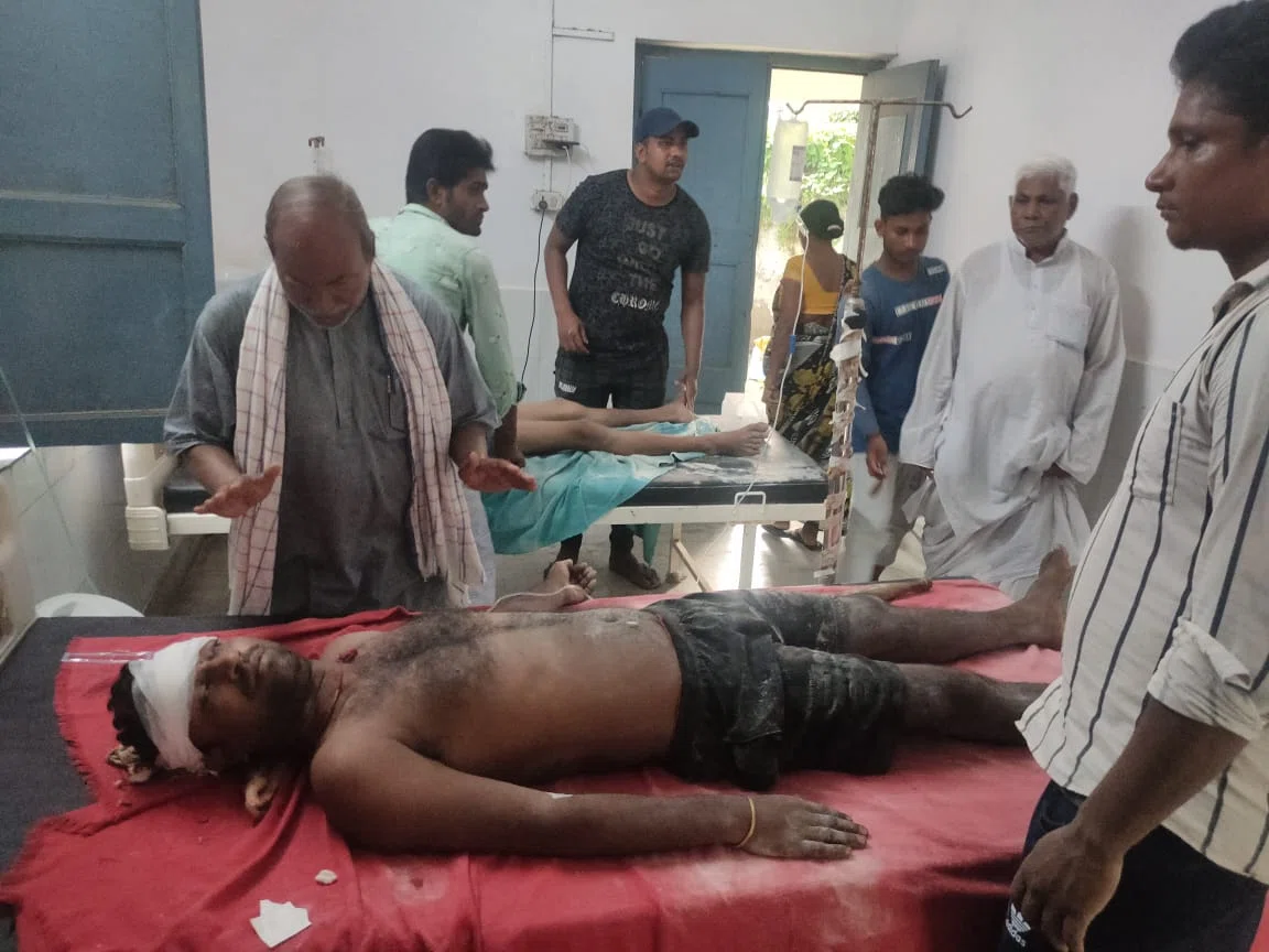 ट्रक पर केला लोड कर रहे मजदूर आए हाई वोल्टेज बिजली की तार के चपेट में,एक की घटना स्थल पर ही दर्दनाक मौत,दो की हालत गंभीर,कोहराम