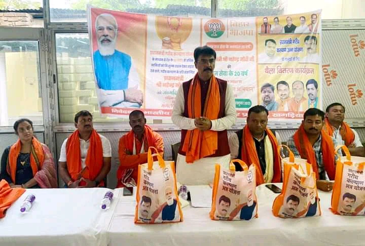 पीएम नरेन्द्र मोदी के जन्मोत्सव पर थैले का मुफ्त वितरण,विधायक संजय सरावगी ने कहा-पीएम का संदेश जन-जन तक पहुंचाना जरुरी