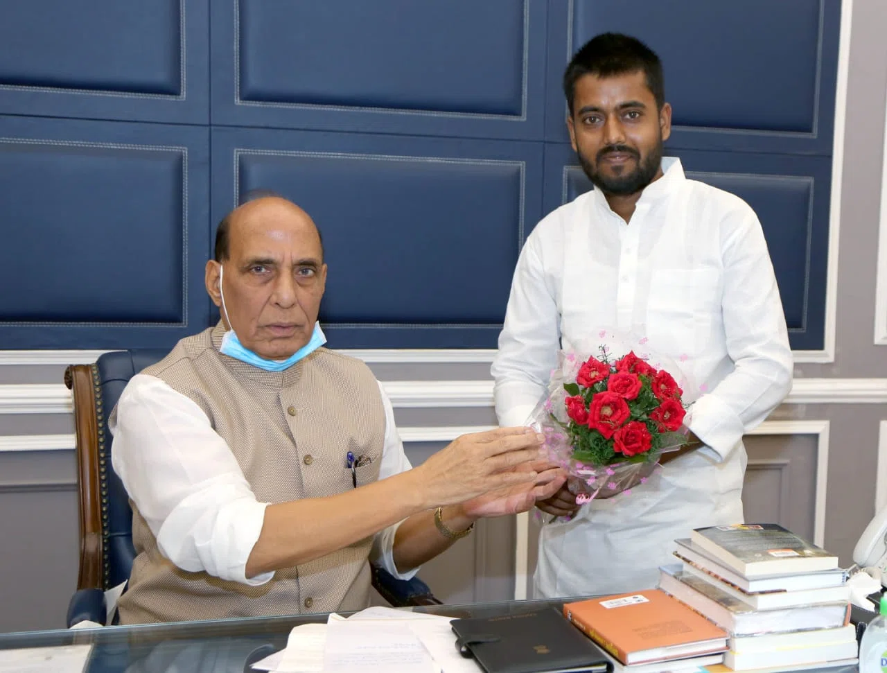 रक्षा मंत्री राजनाथ सिंह से मिलकर भाजयुमो नेता अंकित सिंह चंदेल ने कह दी आतंकवादियों के घुसपैठ की बात,और भी बहुत कुछ कहा