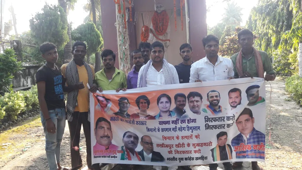 कांग्रेस महासचिव प्रियंका गांधी को हिरासत में लिए जाने के विरोध में कांग्रेस जनों का फूटा गुस्सा,युवा कांग्रेस जिलाध्यक्ष आसिफ नजीर के नेतृत्व में धरना देते हुए योगी सरकार को दिया