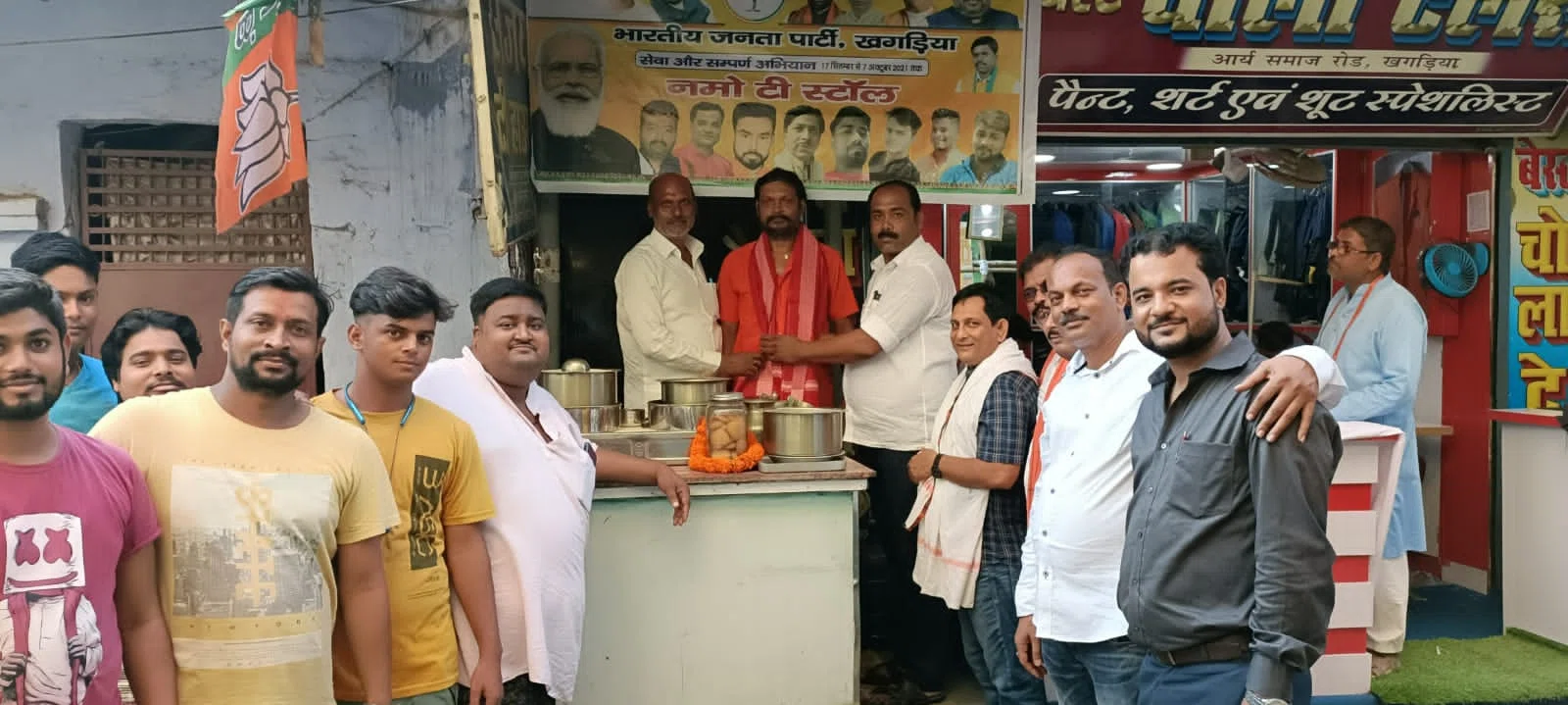 भाजपा व भाजयुमो कार्यकर्ताओं ने लगाया नमो टी स्टॉल,चाय दुकानदारों सहित आम लोगों को भी पिलायी मुफ्त चाय,पीएम नरेन्द्र मोदी के जनमोत्सव पर दिखा अनोखा नजारा
