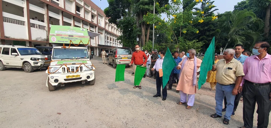 रबी महोत्सव प्रचार रथ को डीएम ने हरी झंडी दिखाकर किया रवाना, किसानों को कृषि विभाग की विभिन्न योजनाओं से अवगत कराते हुए वातावरण प्रदूषित होने से बचाने का सिखाया जाएगा मूलमंत्र