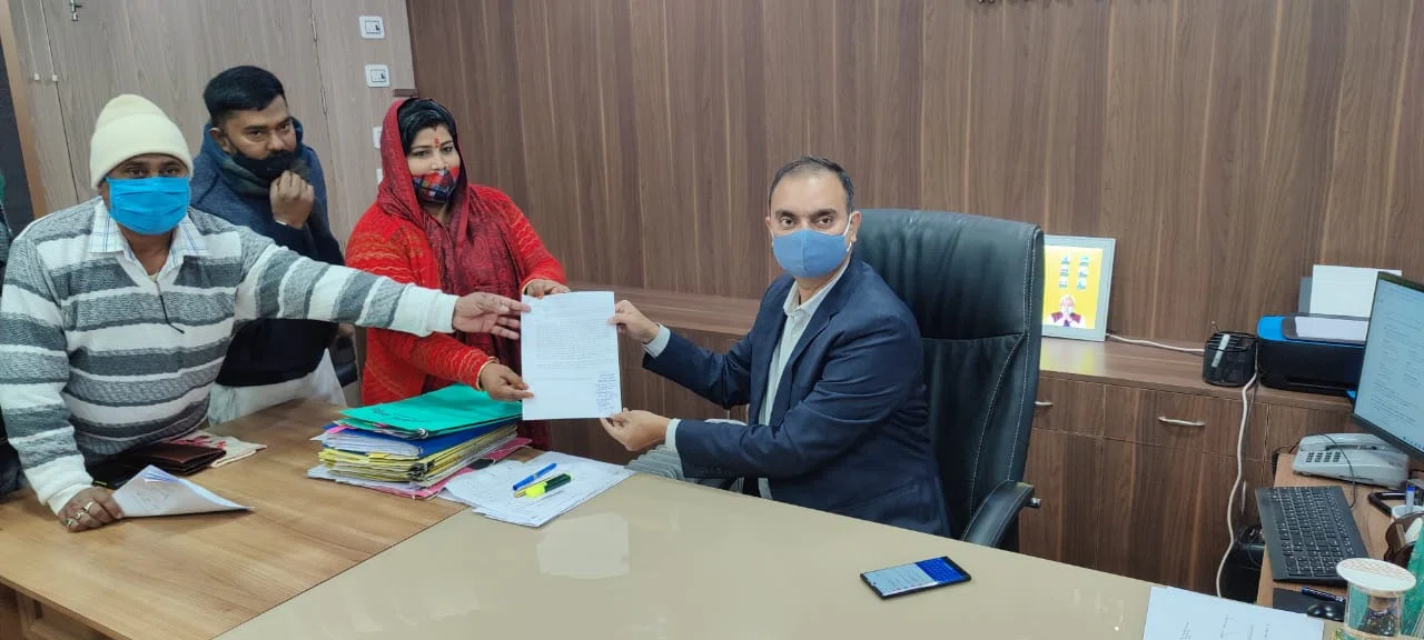 स्टेशन रोड तथा बायपास की जर्जर सड़कों के निर्माण को ले होगा संग्राम,डीएम को आवेदन सौंपते हुए नगर सभापति सीता कुमारी ने कह दिया साफ-साफ,उप मुख्यमंत्रियों सहित प्रभारी मंत्री की बेरु