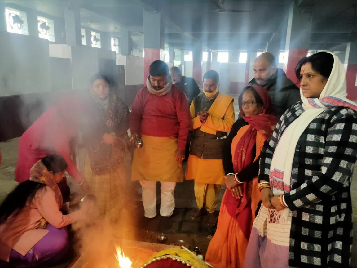 कोरोना के जारी प्रहार के बीच बिहार के मुखिया नीतीश कुमार की जल्द स्वस्थता को ले कार्यकर्ताओं ने किया हवन- पूजन,जिलाध्यक्ष बबलू मंडल ने कहा-माँ गायत्री से की गई है प्रार्थना,जल्द स्