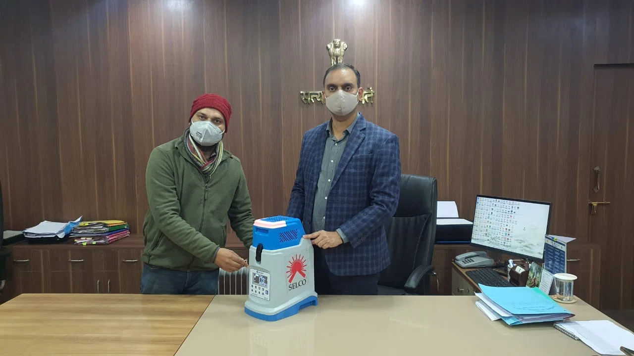 मिला संबल...कोविड टीकाकरण में आएगी तेजी, खगड़िया के डीएम आलोक रंजन घोष ने सेल्को (SELCO) के प्रतिनिधि को ऑटोमेटिक वैक्सीन कैरियर मशीन उपलब्ध कराने के लिए दिया धन्यवाद,कहा-प्रत्येक 