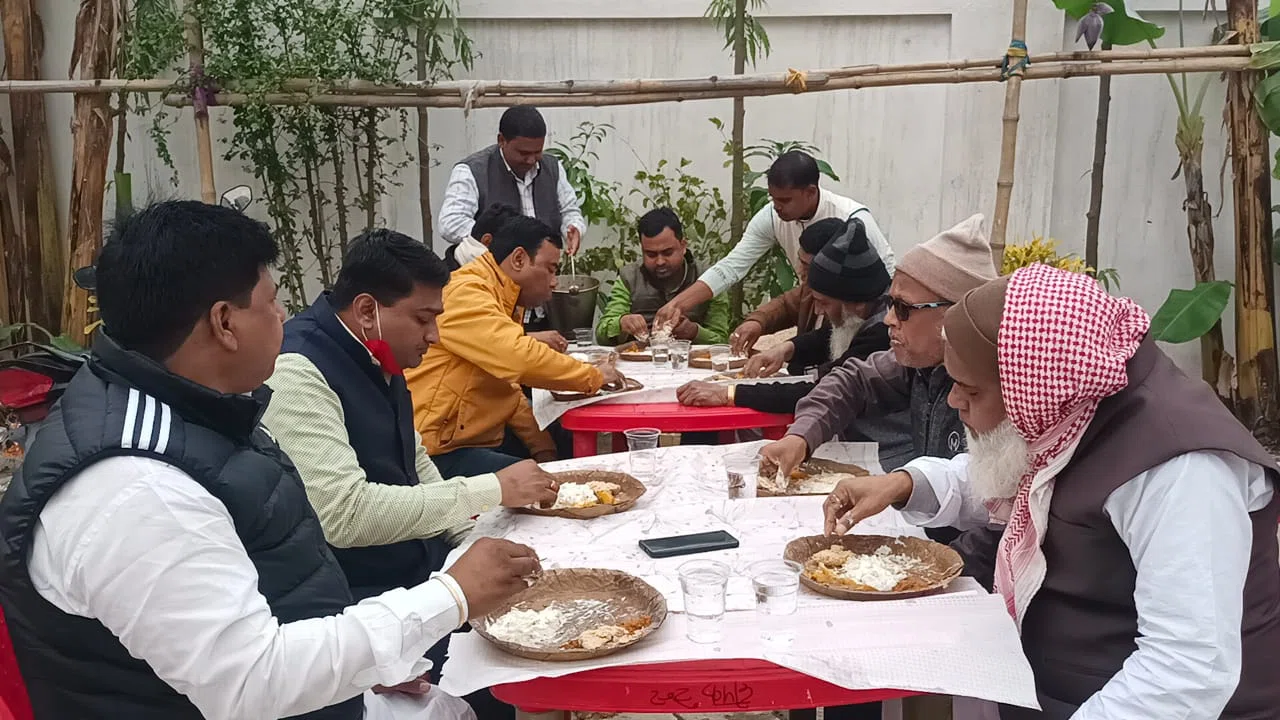 किंग मेकर बन चुके एमएलसी प्रत्याशी मनोहर यादव के आवास पर अल्पसंख्यक समाज के बंधुओं की जमी महफिल, था चूड़ा-दही का भोज, जमकर पकी राजनीतिक खिचड़ी