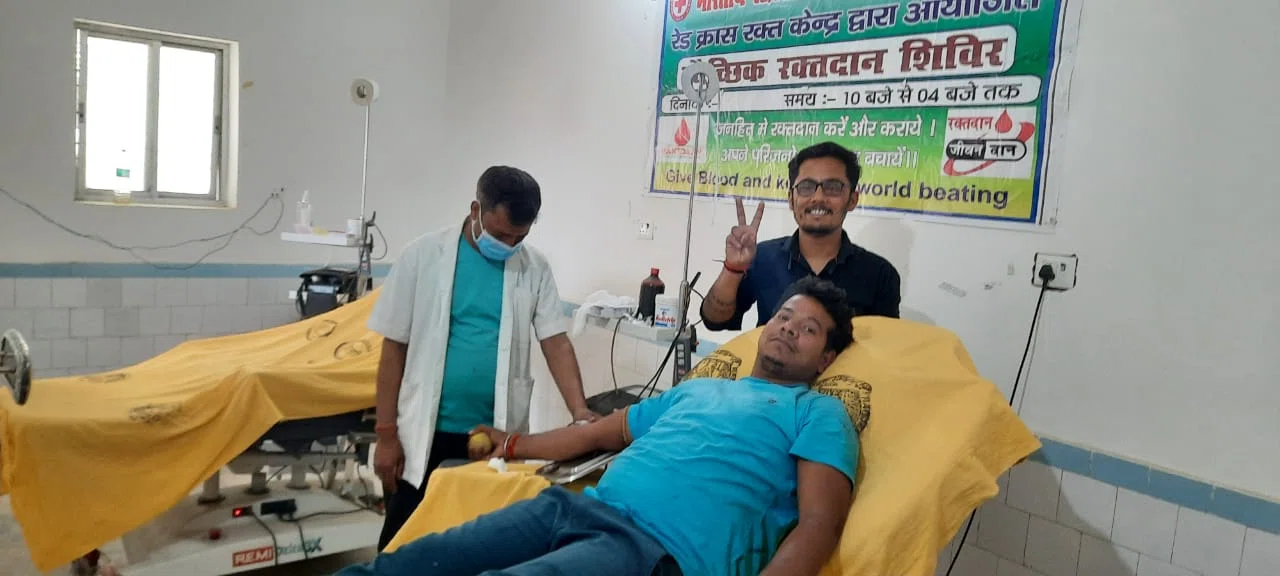 मरीज के परिजनों ने अभाविप कार्यकर्ताओं को आखिर क्यों बताया आधुनिक समय का देवता!कुमार सानु की जमकर हई प्रशंसा
