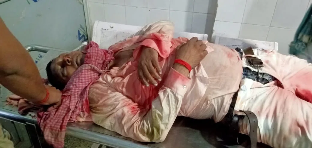 आखिर कब तक बेखौफ अपराधियों का जारी रहेगा तांडव?बेखौफ अपराधियों ने पैक्स अध्यक्ष और दुग्ध व्यवसायी को गोली मारकर उतारा मौत के घाट,सरपंच इलाजरत