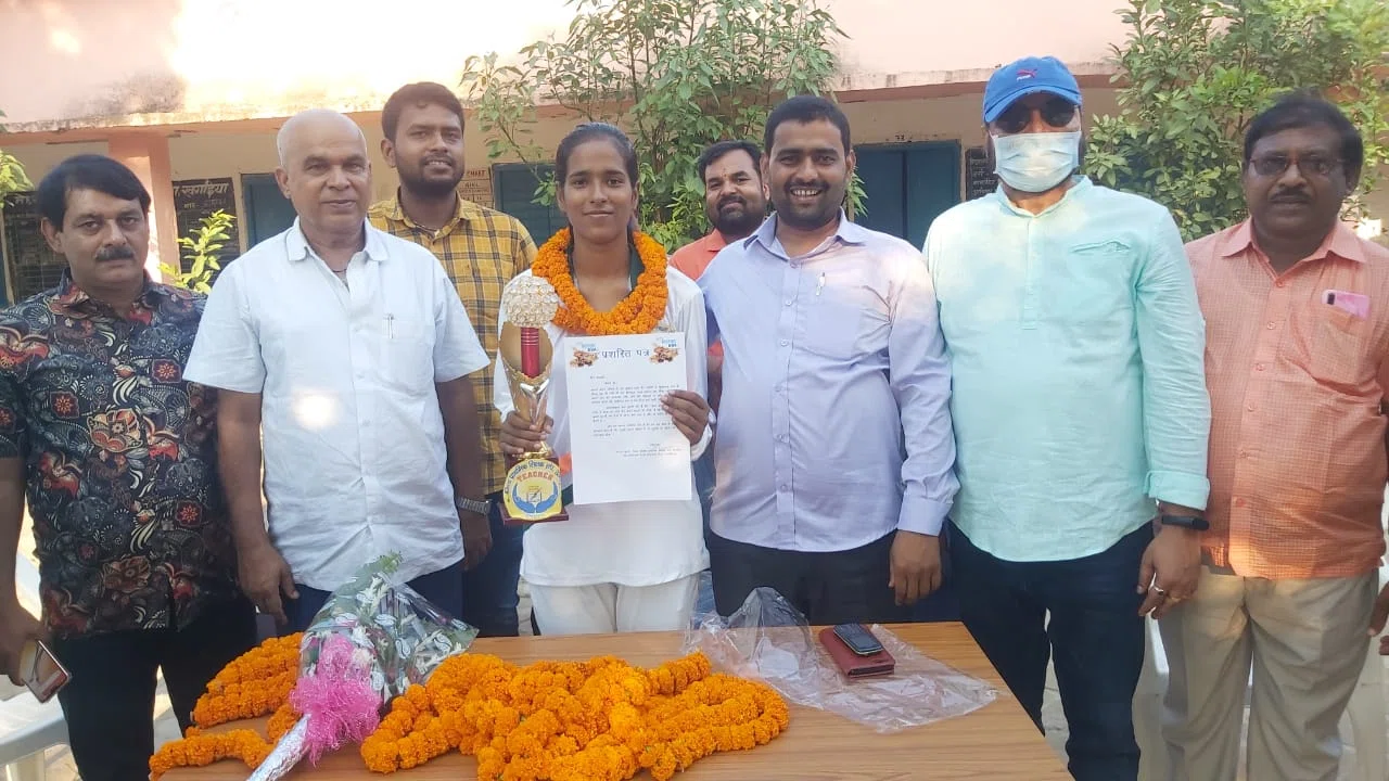 नेशनल फुटबाॅल प्रतियोगिता में खेल चुकी अंजलि को शिक्षक नेताओं ने किया सम्मानित,बच्चों को पढ़ाई के साथ-साथ खेल के प्रति भी प्रेरित करना जरुरी:मनोज कुमार