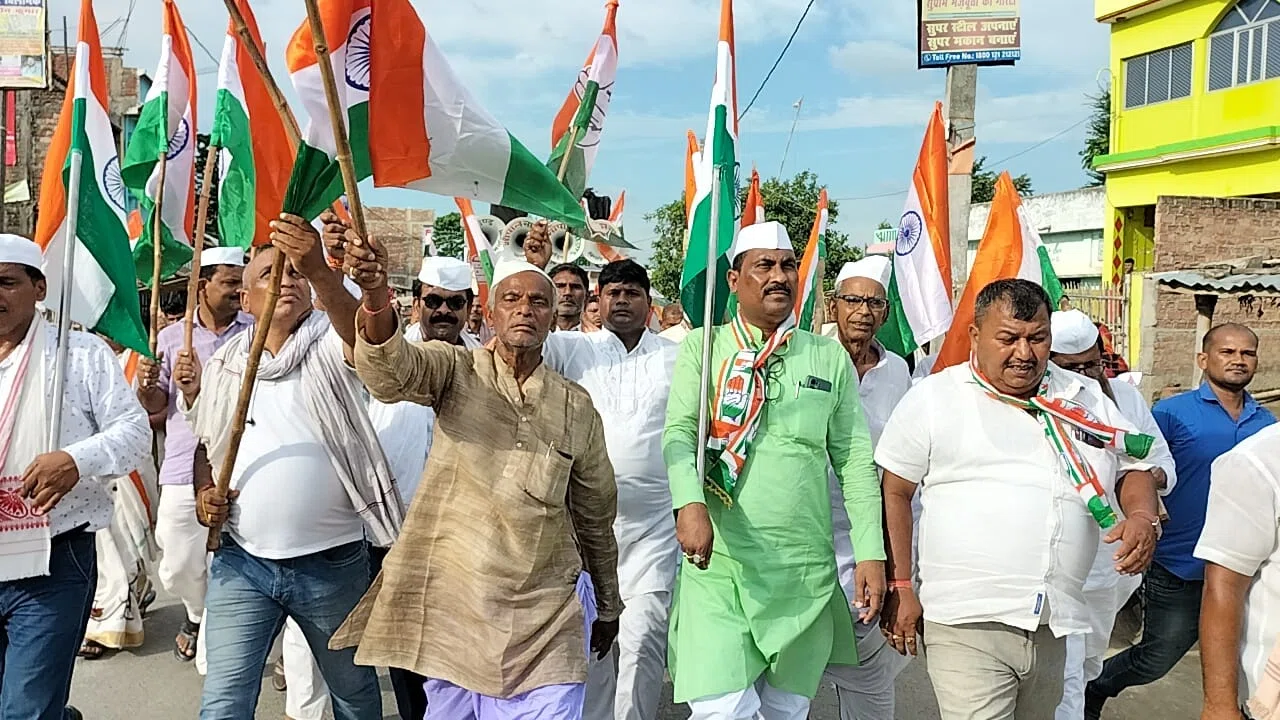 झूठ और जुमलेबाजी में अव्वल है केन्द्र सरकार, पदयात्रा और नुक्कड़ सभा कर कांग्रेस जनों ने उधेड़ी केन्द्र सरकार की बखिया