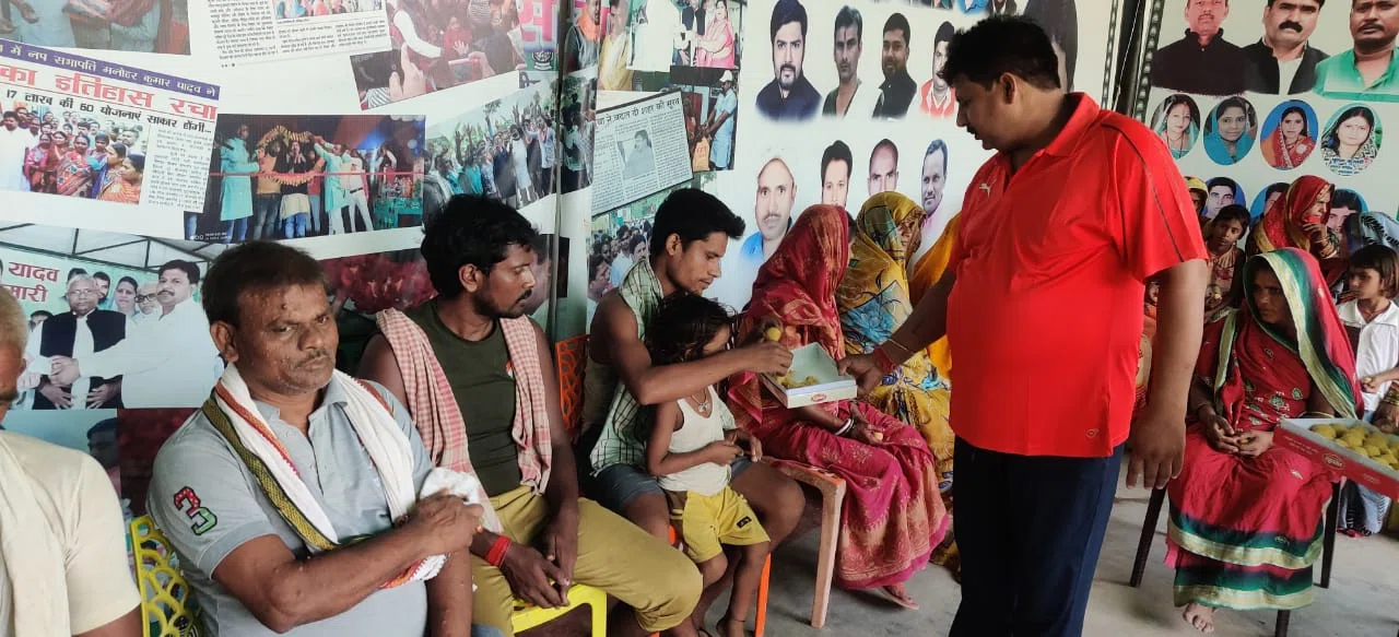 महागठबंधन की नई सरकार बनने पर राजद कार्यालय में रहा जश्न का माहौल,गरीबों के बीच मिठाईयां बांटकर पूर्व नगर सभापति सह राजद एमएलसी प्रत्याशी मनोहर यादव ने किया खुशियों का इजहार,कहा-शो