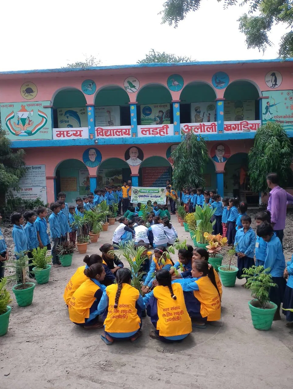 वृक्षों में रक्षा सूत्र बांधकर भाई की तरह रक्षा करने का लिया संकल्प,नेचर क्लब के सदस्यों की हुई तारीफ