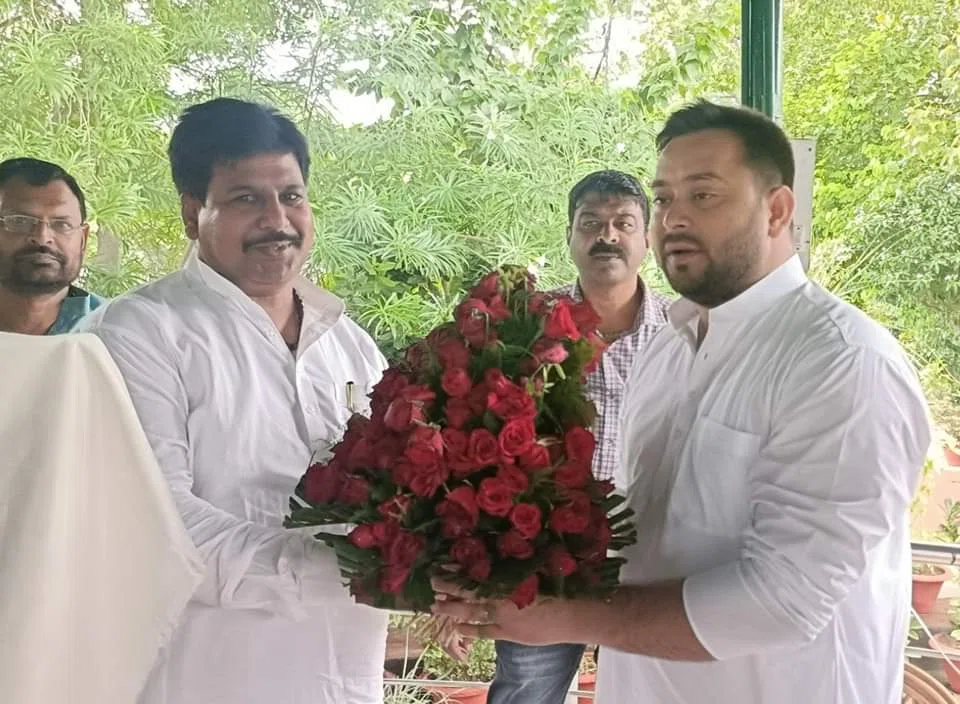 नई सरकार के उपमुखिया तेजस्वी यादव को पूर्व नगर सभापति सह राजद एमएलसी प्रत्याशी मनोहर यादव ने पुष्प गुच्छ देकर दी बधाई,खगड़िया को विशेष पैकेज देते हुए उद्योग लगाने की गुजारिश