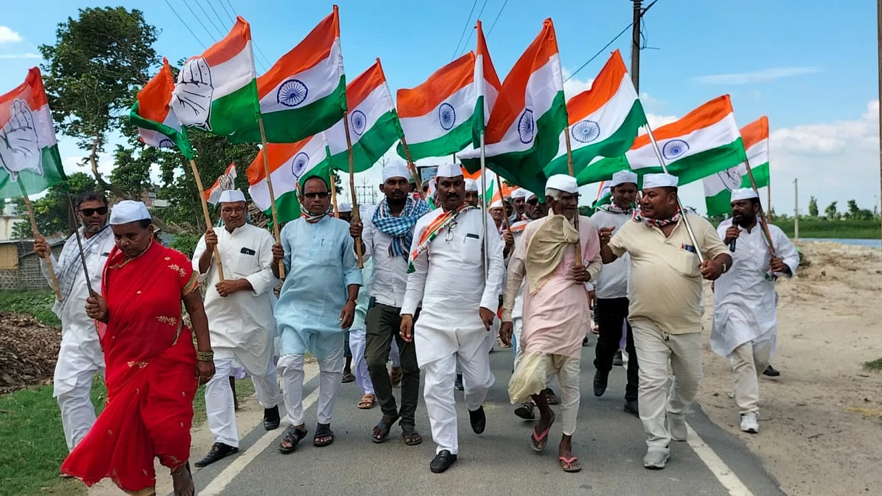 कर्ज के बोझ से दबे जा रहे हैं किसान और केन्द्र सरकार कर रही नफरत की राजनीति,पदयात्रा कर कांग्रेसजनों ने खोली केन्द्र सरकार की पोल