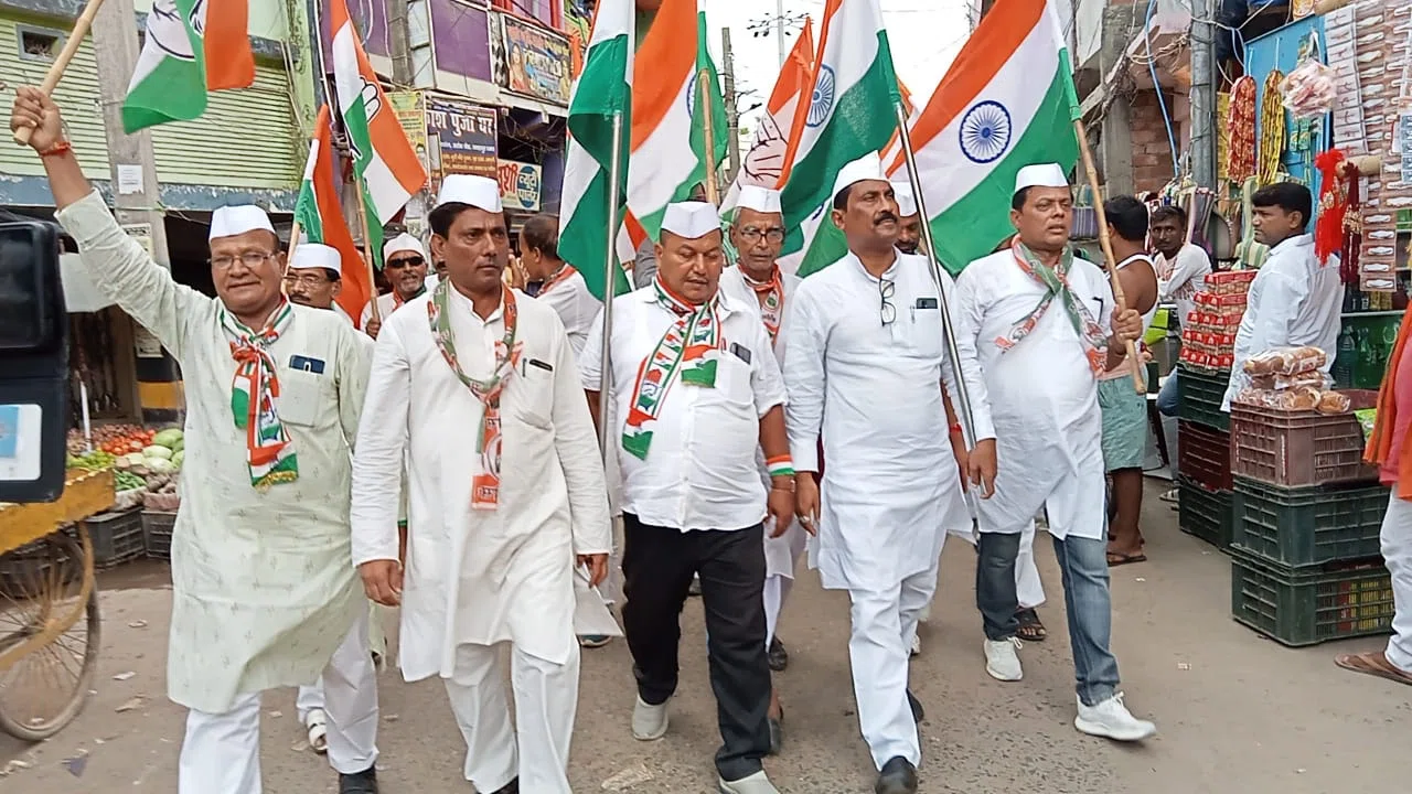 शहीदों के सर्वोच्च बलिदान को याद करने के लिए निकाली आजादी की गौरव यात्रा,कांग्रेसजनों ने केन्द्र सरकार को जमकर कोसा,कहा- 2024 में उखाड़ फेंके मोदी सरकार