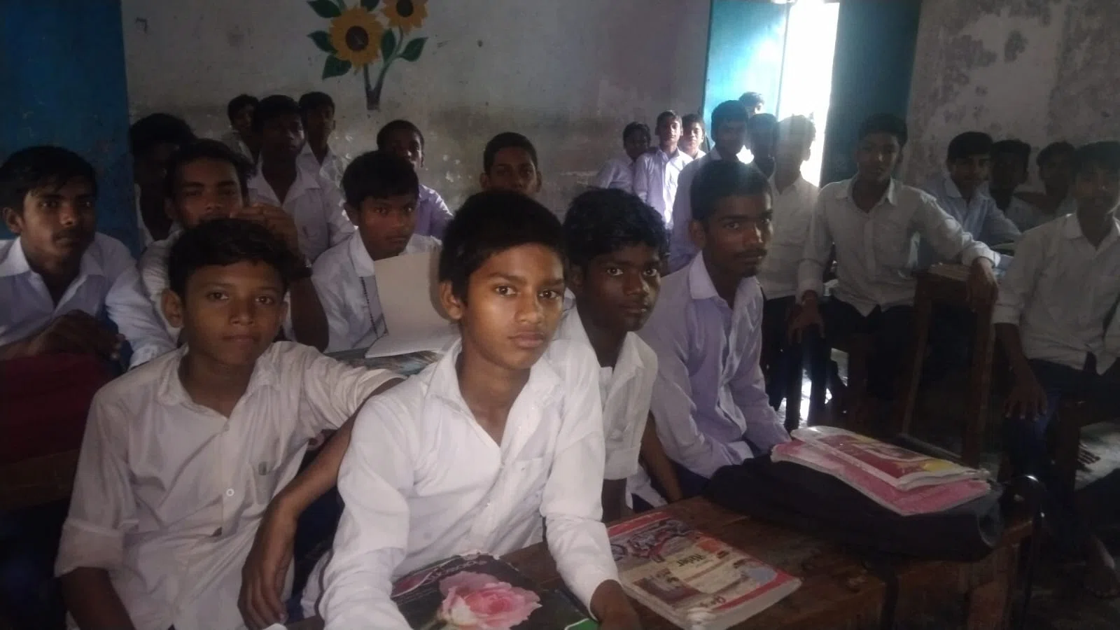 सर्वोदय मध्य विद्यालय भवन की जर्जरता पर नहीं है विभागीय पदाधिकारियों का ध्यान,सुलगता सवाल: अगर बच्चों के साथ हुआ हादसा तो जिम्मेदारी की चादर ओढ़ेगा आखिर कौन?