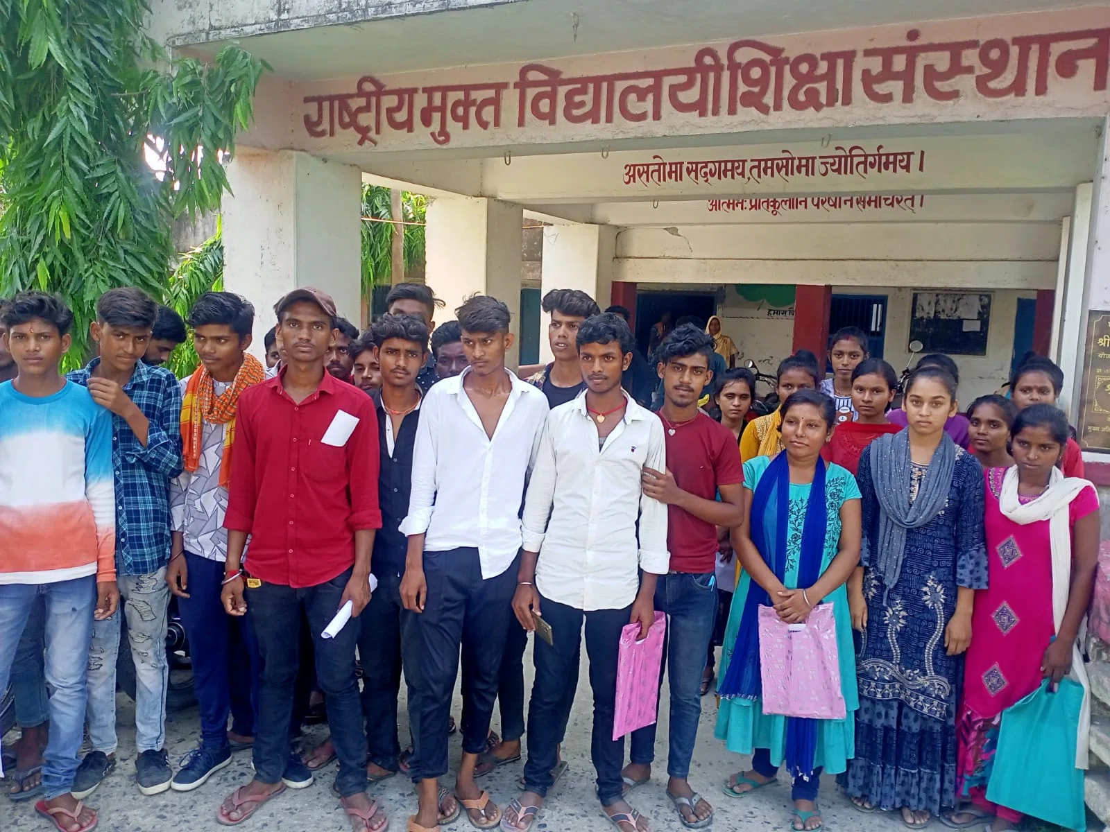 आदर्श इंटर विद्यालय पिरनगरा में नामांकन के नाम पर प्रधानाध्यापक कर रहे थे अवैध वसूली, विद्यार्थियों ने जमकर काटा बबाल