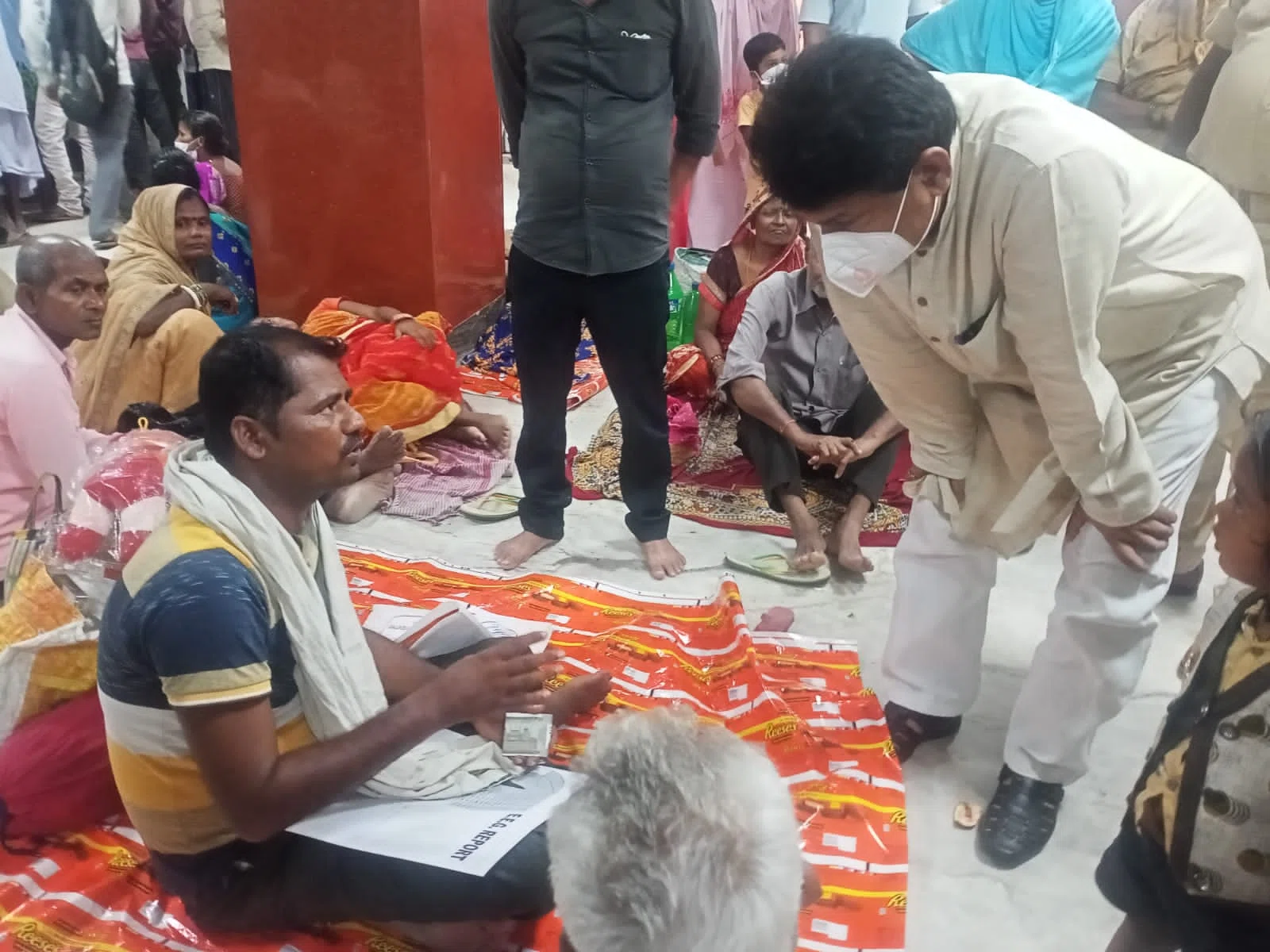 कलम के योद्धा कहे जाने वाले जुझारु पत्रकार सुमलेश कुमार यादव का पटना के एक निजी अस्पताल में चल रहा है इलाज,हाल-चाल जानने पहुंचे सदर विधायक छत्रपति यादव,कहा-डीएम से मिलकर आर्थिक मदद
