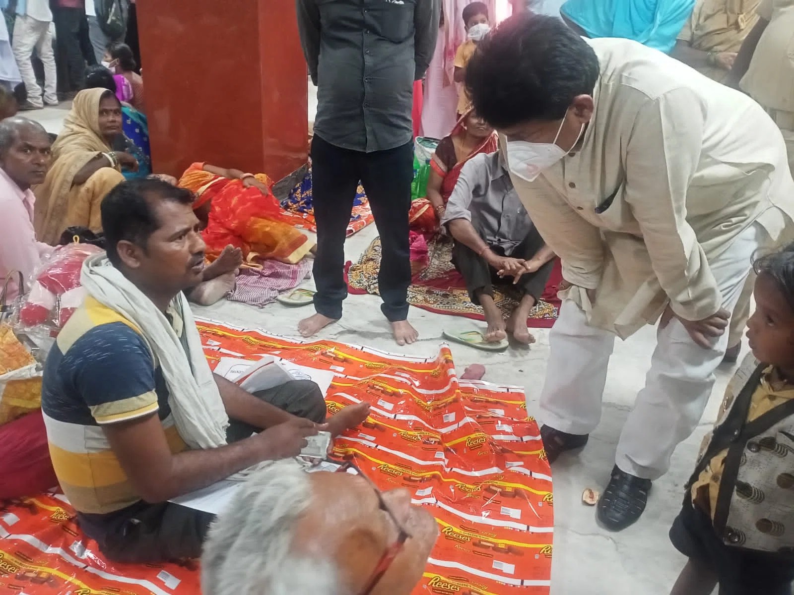 विधायक छत्रपति यादव ने महावीर हॉस्पिटल जाकर गंभीर रुप से बीमार पत्रकार सुमलेश कुमार यादव से मिलकर पूछा कुशल क्षेम, चिकित्सकों को दिया बेहतर इलाज करने का निर्देश, पत्रकारों ने विधाय