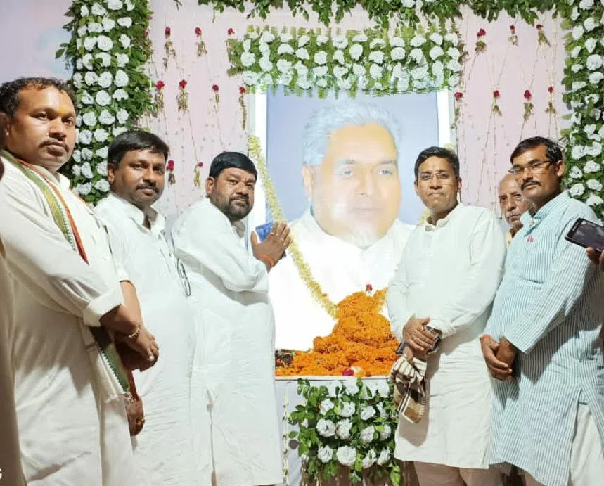 सदानन्द बाबू की प्रथम पुण्यतिथि पर पहुंचे समाज कल्याण मंत्री मदन सहनी ने कहा-उनकी कृति हमलोगों के लिए प्रेरणास्रोत,तो शुभानन्द ने कहा-पिता के अधूरे सपने को हर संभव करेंगे साकार