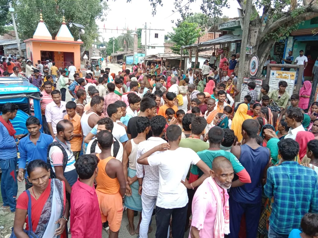 बग्घमारा बहियार स्थित कब्जे की जमीन देखने गए महादलित को पीट-पीटकर अधमरा करने के बाद मार दी गोली,मौत से नाराज ग्रामीणों ने सड़क किया जाम