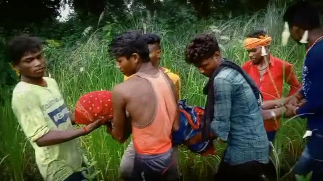 गया था पत्नी और ससुर को खाना पहुंचाने खेत,वज्रपात ने छिन ली जिंदगी,झुलसा ससुर इलाजरत
