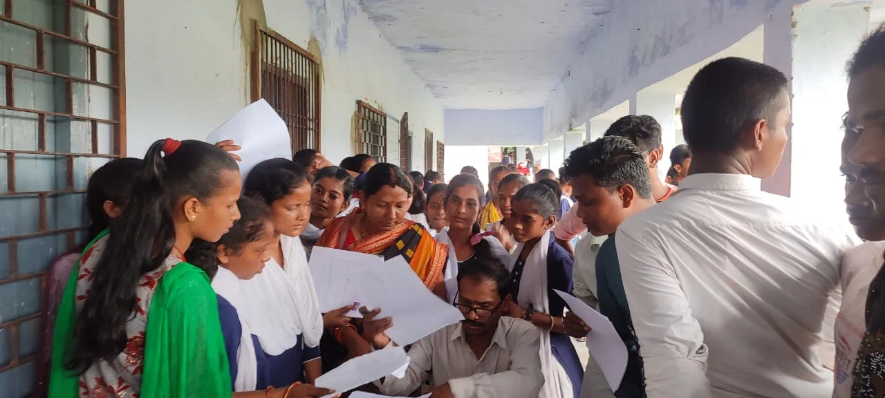 सरकारी निर्देश के बावजूद आखिर कब तक फार्म भरने के नाम पर होती रहेगी अवैध वसूली!!