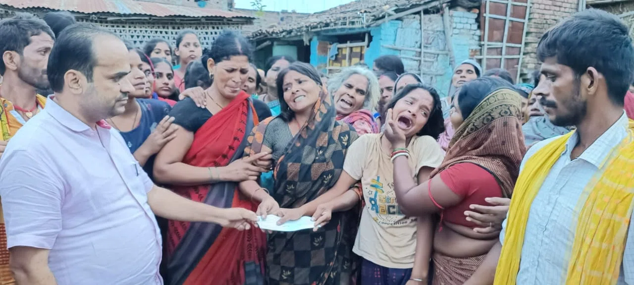 कलश स्थापना के लिए गंगा में जल भरने गई माँ बच्चों को गंगा में गंवाकर लौटी,तो घास लेने बहियार गया दो सगा भाई सो गया मौत की नींद,सोमवार को लगातार होती रही घटनाओं ने खुशियों को मातम म