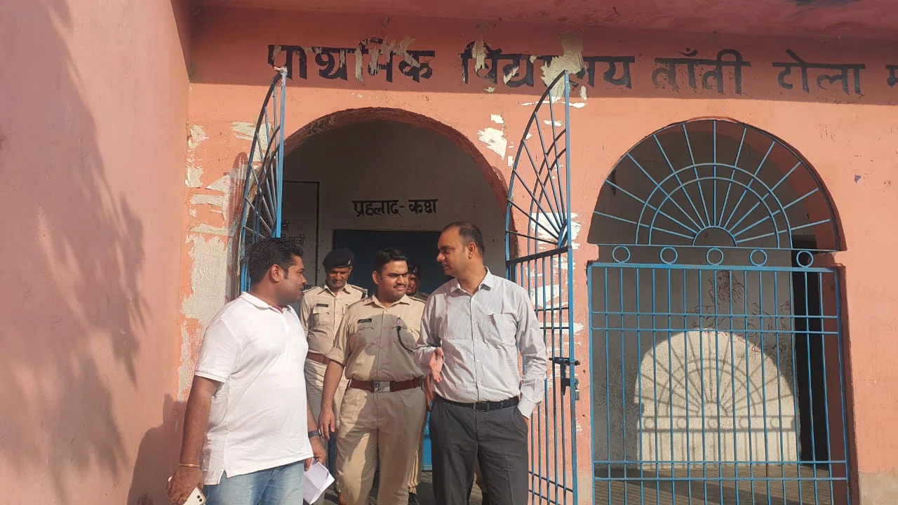 स्वच्छ,निष्पक्ष एवं भयमुक्त वातावरण में शांतिपूर्ण चुनाव कराना प्राथमिकता:डॉक्टर आलोक रंजन घोष,नगर पालिका चुनाव के निमित्त बनाए गए विभिन्न मतदान केंद्रों का डीएम-एसपी ने किया निरीक