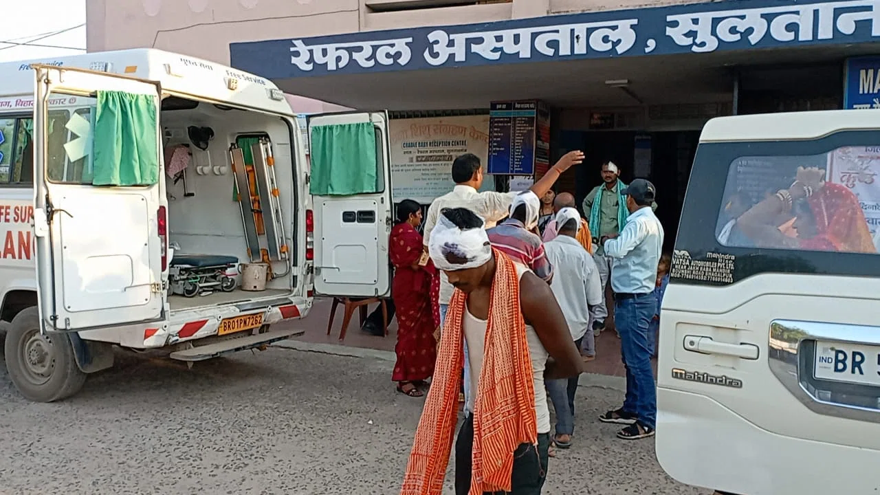 ट्रैक्टर और ऑटो के बीच हुई भीषण टक्कर में दस लोग बुरी तरह जख्मी,बच्चे का मुंडन कराकर ऑटो पर सवार हो इटहरी लौट रहे थे एक ही परिवार के लोग