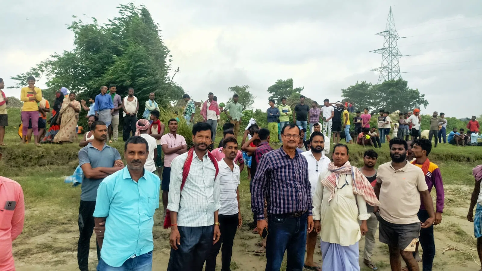 शौच करने नदी तट पर गई दो सगी बहनें बागमती में लापता, नदी को खंगाल रही एसडीआरएफ की टीम