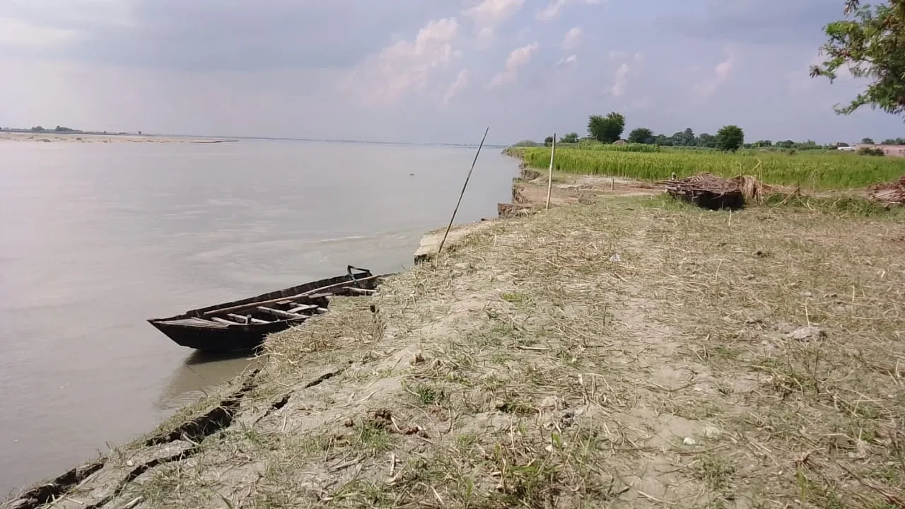 जलस्तर कम होने के बाद भी आंखें तरेर रही कोसी नदी,डरे-सहमे लोगों ने कटाव निरोधात्मक कार्य कराने की प्रशासन से लगाई गुहार