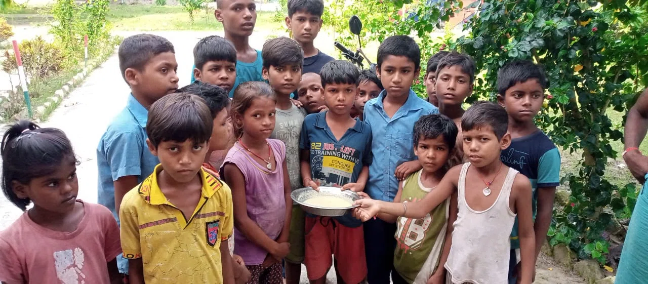 मध्याह्न भोजन में मिले कीड़े, बीइओ ने नहीं सुनी बच्चों की फरियाद,तो थानेदार से शिकायत करने पहुंचे छात्र, मामला चौथम का