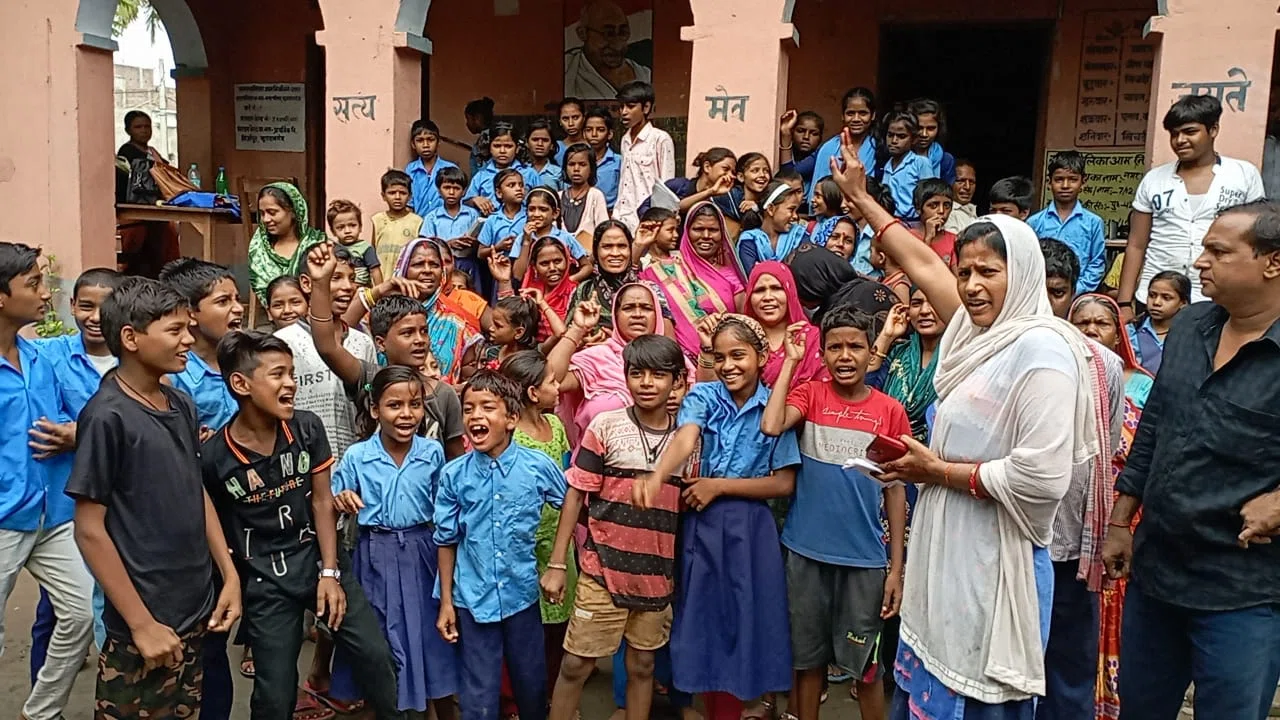 शिक्षक ने पढ़ाई के दौरान छात्राओं से की गंदी-गंदी बातें, आक्रोशित छात्राओं और अभिभावकों ने किया जमकर हंगामा