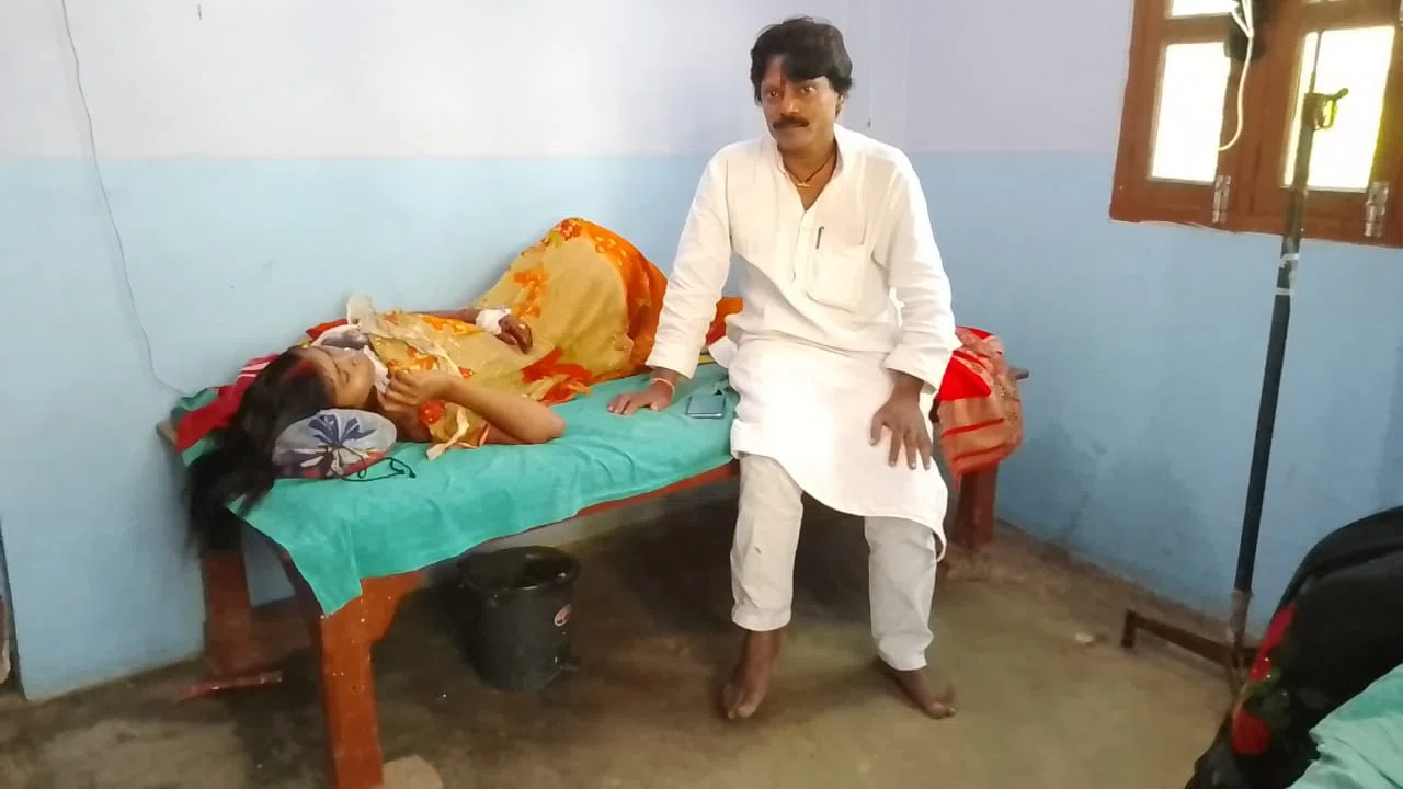 खाना बनाने के दौरान नवविवाहिता के शरीर पर उबलता दाल गिरने से महिला गंभीर रुप से झुलसी,डॉक्टर ने किया रेफर,लेकिन आर्थिक तंगी बनी बाधक