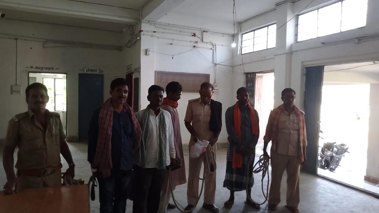 नाबालिग लड़की को भगाने का आरोपी धराया, तो एक लीटर देसी शराब के साथ कारोबारी चढ़ा पुलिस के हत्थे,एक मामले में पिता-पुत्र भी हुआ गिरफ्तार