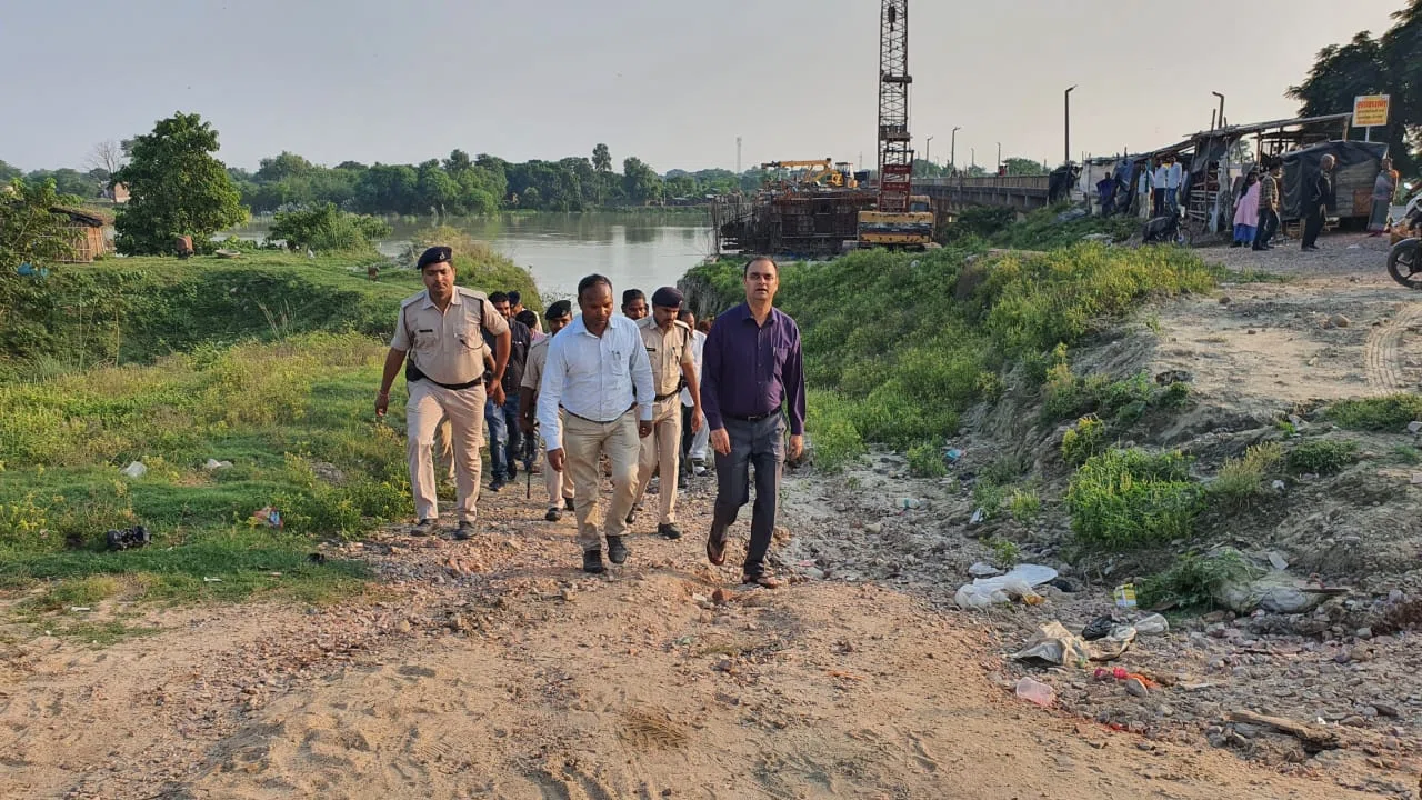 डीएम-एसपी ने विभिन्न छठ घाटों का निरीक्षण करते हुए आवश्यक दिशा-निर्देश किया जारी,कहा-नदियों के जलस्तर में नहीं आयी कमी,तो होगी वैकल्पिक व्यवस्था