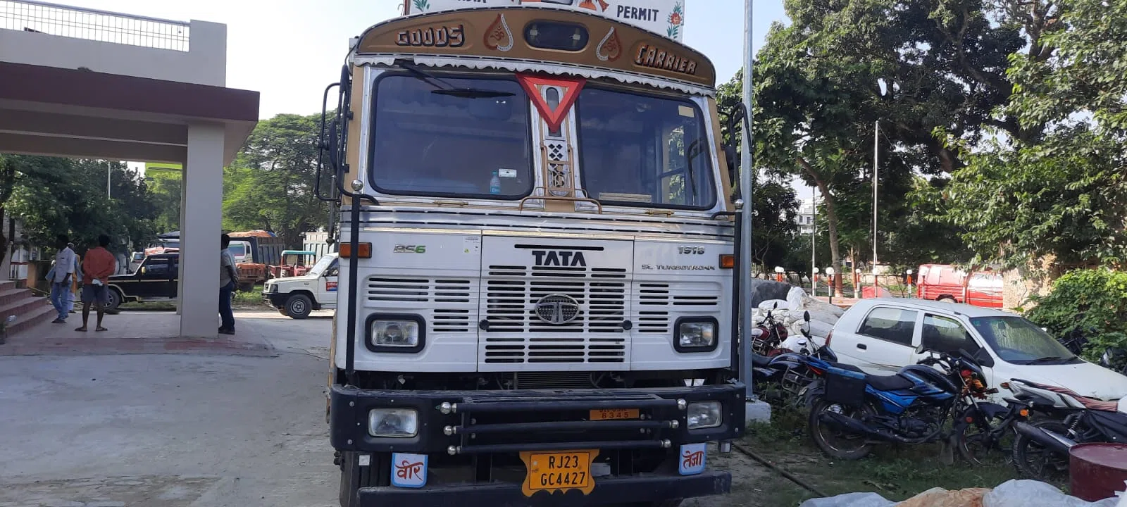 ट्रक पर आलू और भूसे के ढ़ेर में छिपाकर तस्करी के लिए ले जा रही थी 50 लाख से अधिक की विदेशी शराब और बीयर,जब्त करते हुए चालक को गिरफ्तार कर सरगना तक पहुंचने की कोशिश में जुटी पुलिस