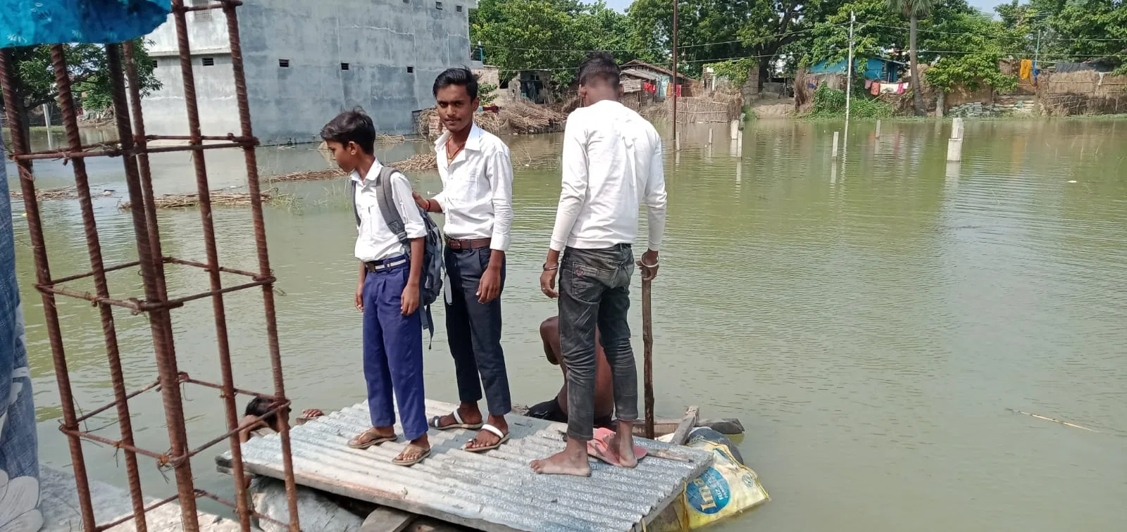 सीओ साहब!बाढ़ प्रभावित क्षेत्र में नाव की उपलब्धता नहीं कराए जाने के कारण छोटे-छोटे बच्चे ट्यूब के सहारे स्कूल जाने को हैं मजबूर, अगर कोई हुआ हादसा,तो जिम्मेवारी लेगा आखिर कौन!