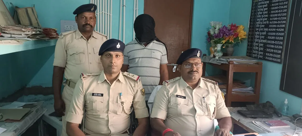 इनामी अपराधी रविन्द्र दास धराया,हत्या मामले में फरार चल रहे अपराधी को कैथी गांव से पसराहा पुलिस ने दबोचा,एक अन्य की तलाश जारी