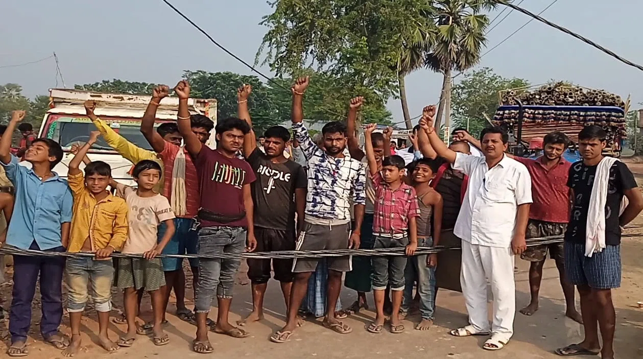 चार दिनों से विद्युत आपूर्ति ठप रहने से नाराज ग्रामीणों ने सड़क किया जाम,कनीय अभियंता के आश्वासन बाद जाम हटाया