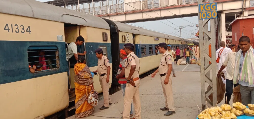 दीपावली और छठ पूजा को लेकर स्टेशन के साथ-साथ ट्रेनों में बढ़ी सुरक्षा, आरपीएफ इंस्पेक्टर अरविंद कुमार राम के नेतृत्व में चलाया गया चेकिंग और जागरुकता अभियान