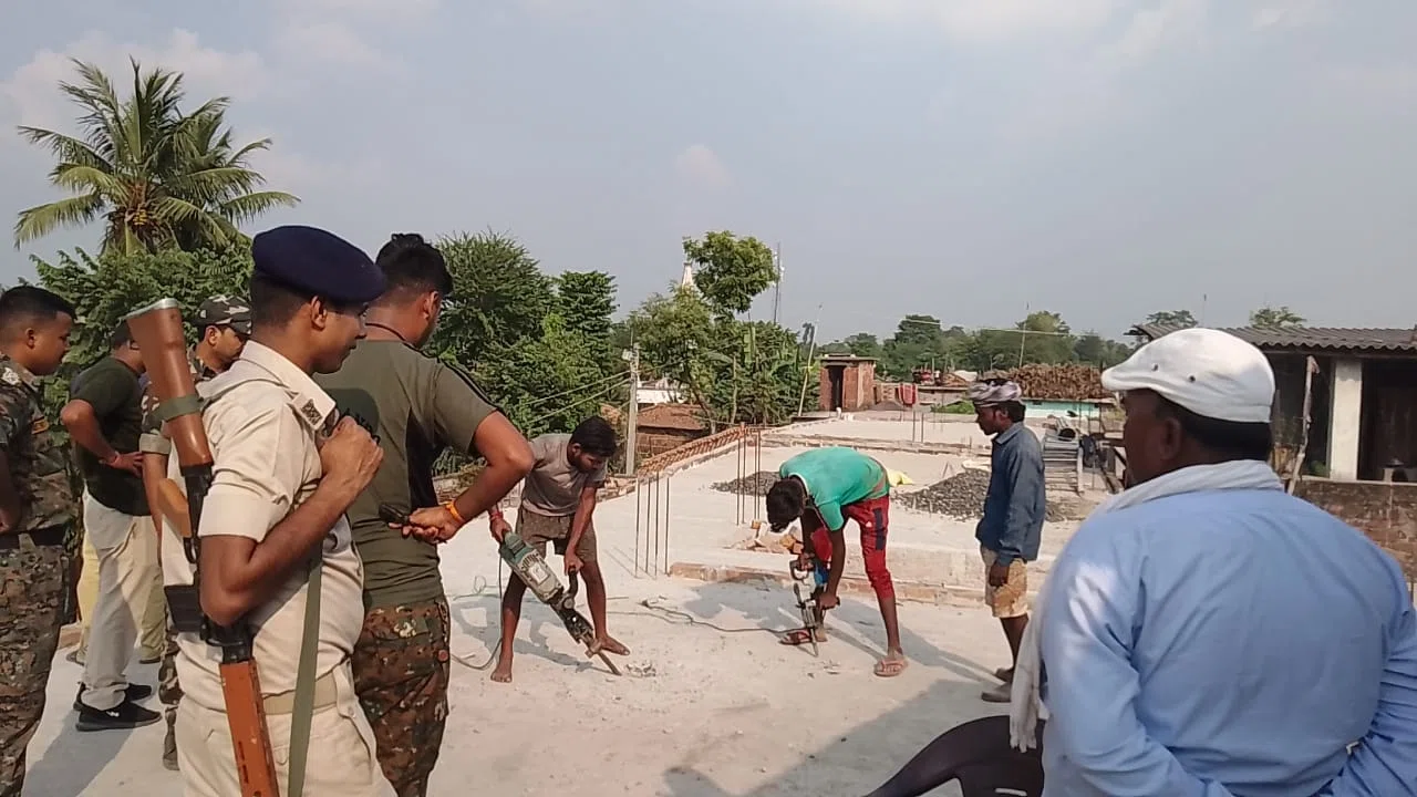 हत्यारोपियों के घर चला पुलिस प्रशासन का हथौड़ा और हॉमर,सम्पत्ति हुई कुर्क,महज 4 इंच जमीन के लिए हुई थी इंदिरा देवी की हत्या