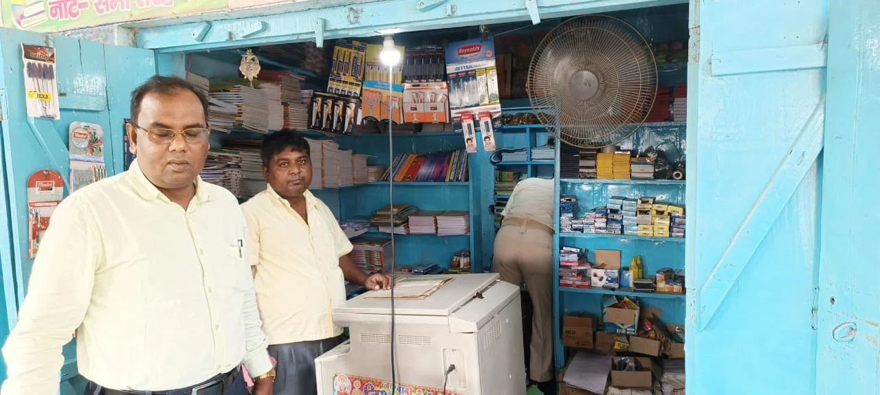 अगर आप अपने आपको बालिग से नाबालिग घोषित कराना चाहते हैं तो चले आइए गोगरी के रजिस्ट्री चौक, फर्जी जन्म पत्र बनाने का कारोबार चरम पर, रेफरल अस्पताल के डाटा ऑपरेटर सहित दो दुकानदारों