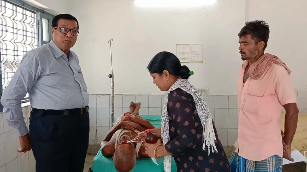 दीपोत्सव के बीच दबंगों ने एक शख्स को पीट-पीटकर किया बुरी तरह जख्मी, गायब लकड़ी की खोज में घटना को दिया अंजाम, रेफर