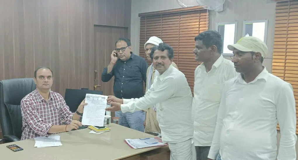 अन्याय का शिकार हो रहे वेतन भत्ता से लालायित पंच सरपंच के मुंह से निकलने लगा है कि,'घर में नै छै राशन हो नीतीश जी,केना चलतो तोर सुशासन हो नीतीश जी'
